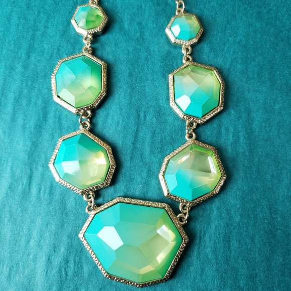 Jewelry - 2/10$ Geometric teal to green necklace